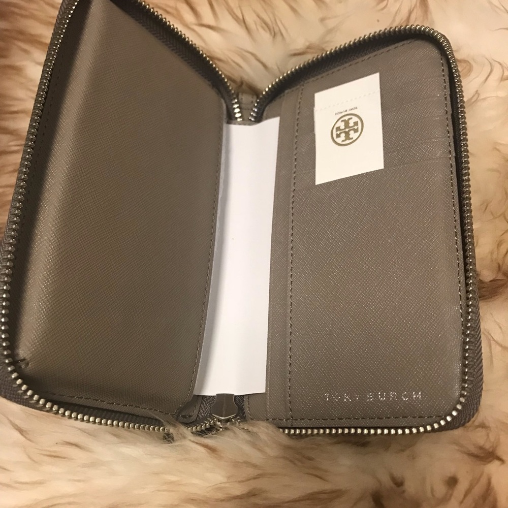 Tory Burch Robinson Zip Wristlet French Gray - Picture 3 of 6